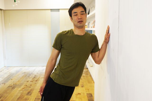 身体を横向きにして行ってもOK。ただし、身体が曲がってしまわないように意識する