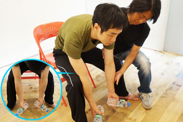 膝の開き方や肘を固定する位置は、自分のやりやすい所でOK