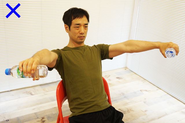 胸を張るようにすると腕を開いて上下運動をしてしまいそうになるが、真っすぐ上げる、下げるが鉄則