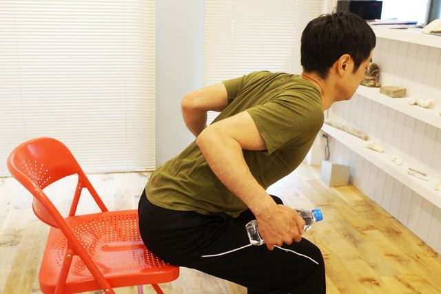 2.身体は動かさずに、ペットボトルを持った手を引き上げる。「1」の状態に戻る