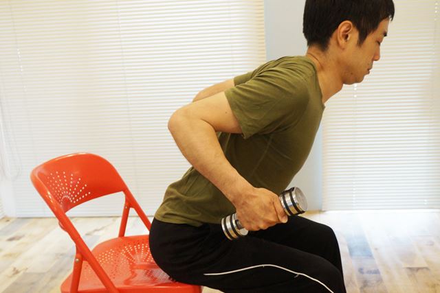 重量が増しても、親指を使わずに持つことを心がけて!