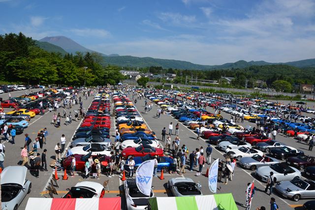 一面がロードスターのメイン会場の駐車場。周辺の駐車場不足のため電車で参加する人が100名以上いたという