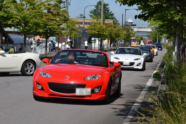 会場がオープンとなる朝の8時になると一気にロードスターが会場に集まってくる