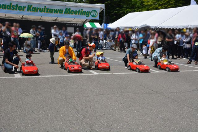 小さな子供たちがロードスターのペダルカーで行うペダルカーレースは、開会を彩る伝統の行事だ