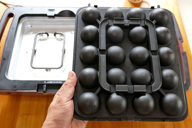 プレートには、ヒーターからの熱をプレート全体に広げるためのガイドがあります