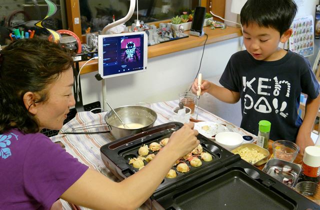 キッチンで食材だけ切って、あとは食卓で調理しながら食事