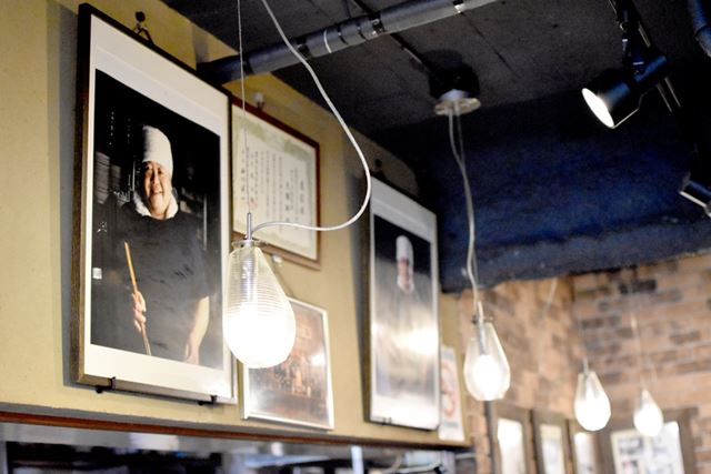 東池袋大勝軒の店内には、山岸さんの写真も