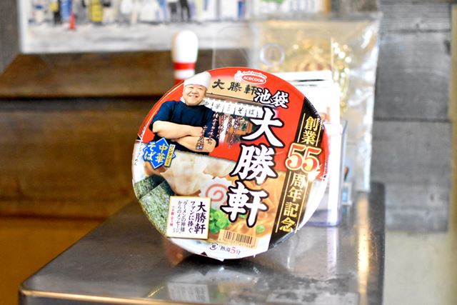 なんと! コラボカップ麺のサンプルも置いてあります