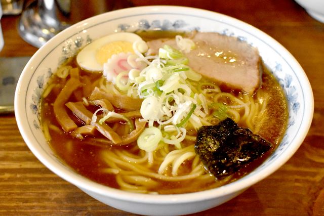 これが、東池袋大勝軒の中華そば。“王道ど真ん中”の醤油ラーメンです