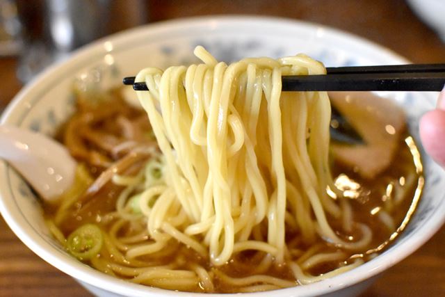 丸みを帯びた中太ストレート麺が、ドンブリいっぱいに入っています