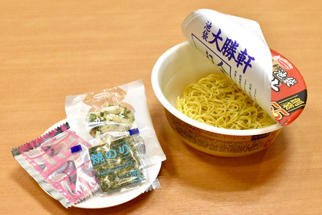 かやくの中身は、王道のラインアップ。スープは、後入れの液体タイプです