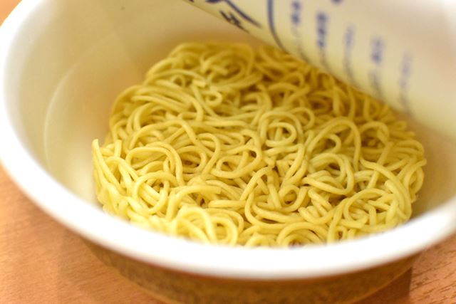フタを開けると、ボリュームたっぷりの太麺が! お湯を入れる前から、麺の太さがよくわかります