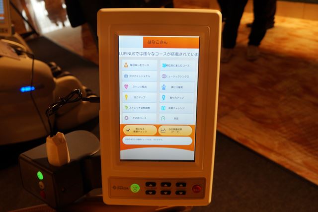 付随のタブレットではマッサージ機能の操作ができるほか、蓄積したデータの確認も行える