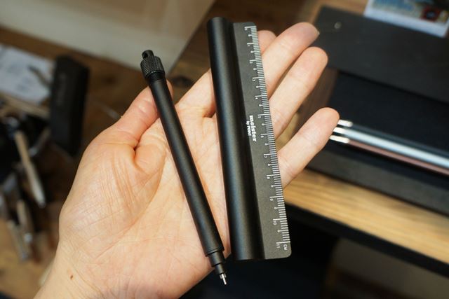 ペンが収納されています。アルミニウム素材でできているので、非常に軽い!