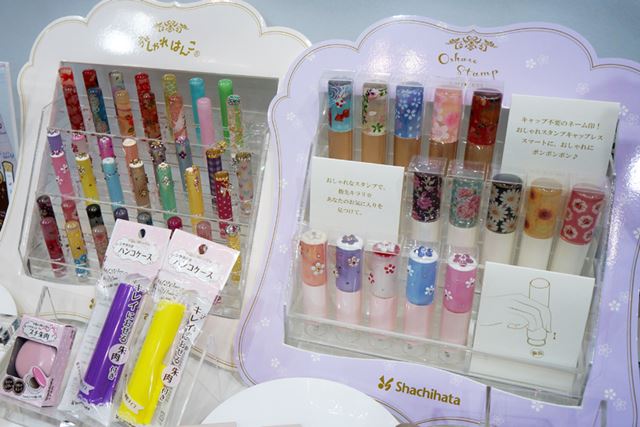 かわいい柄が目を引くシャチハタと朱肉を使うタイプのハンコがずらり。持っているだけで自慢できそうですね