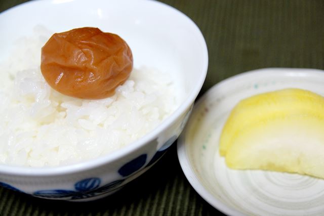 みなさん、よくご存知。白米と梅干し&たくあんは、抜群の組み合わせ