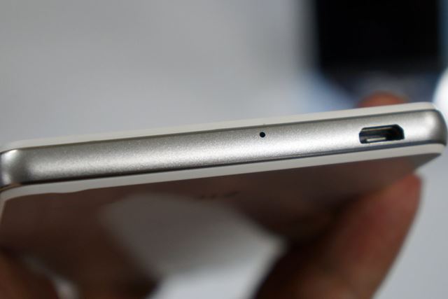 �ܥǥ��β�¦�̤ˤ�microUSB�ݡ��Ȥ����֤����