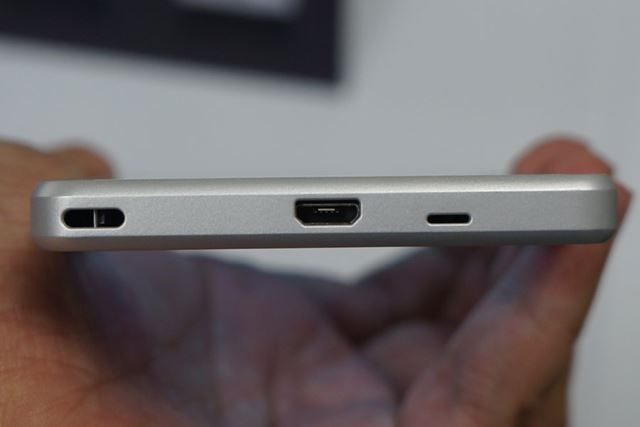 �ܥǥ����̤˸�����microUSB�ݡ��ȡ�����åץ쥹�����ɿ塦�ɿл��ͤ򥯥ꥢ���Ƥ���