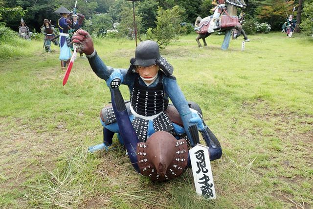 東軍・福島正則軍の武将である可児才蔵は鬼気迫る顔で敵に馬乗り!