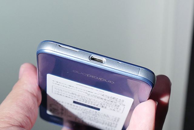 底面にmicroUSBポートを搭載している