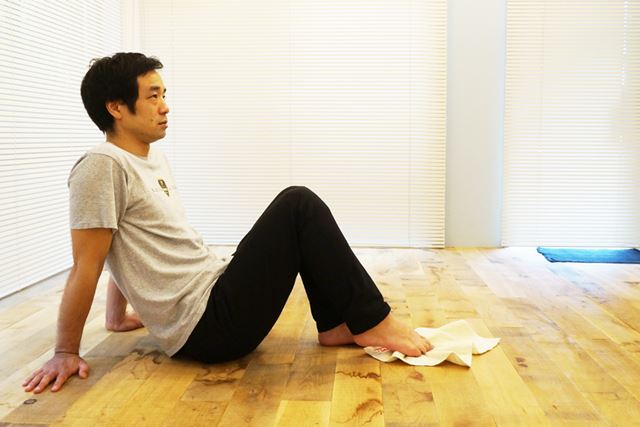 3.タオルを身体のほうに引き寄せる。写真の位置まで到達したら、「1」の状態に戻す
