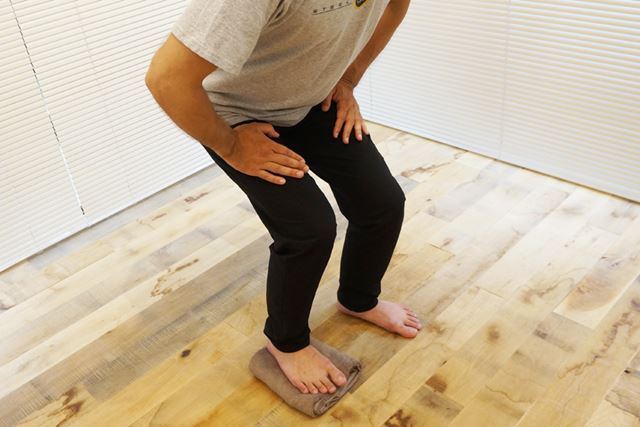 バランスが取りにくい場合は、膝に手を置いても問題なし!