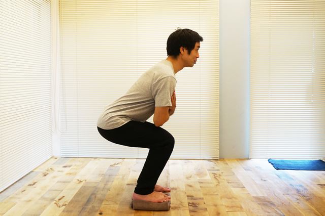 バランスが取れずにフラフラしてしまうようなら、膝の曲げ具合を浅めにしよう