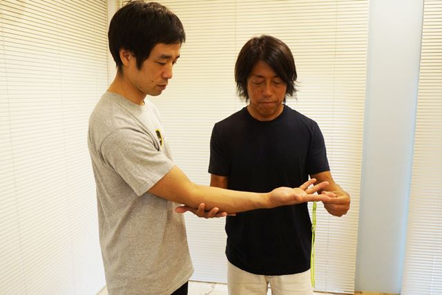 肘を体から少し離し、中指を真っ直ぐ伸ばすように。肘から指先までは、水平にしましょう