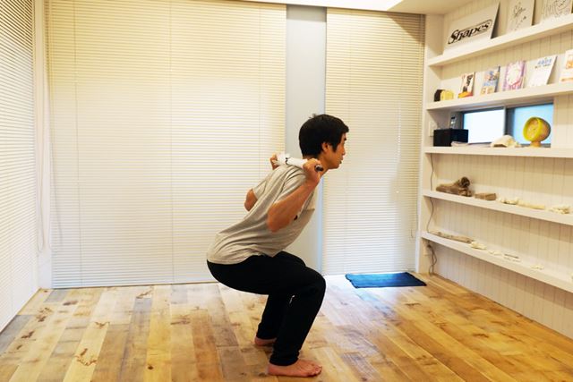 2. 腰を落とした後、「1」の状態に戻る