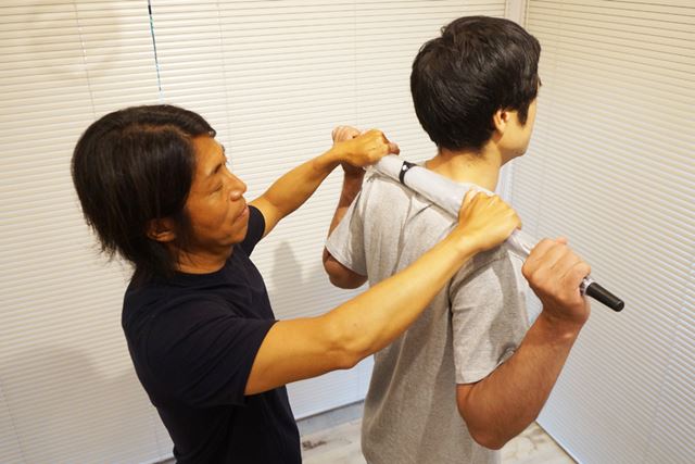 首に乗せてしまうと胸の開きが不十分になるだけでなく、首を痛める可能性もあるので注意