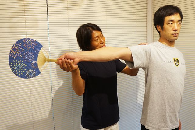 腕を伸ばそうと意識して、力が入りすぎるのはNG。肩を上げずに、自然なポーズで水平にしよう