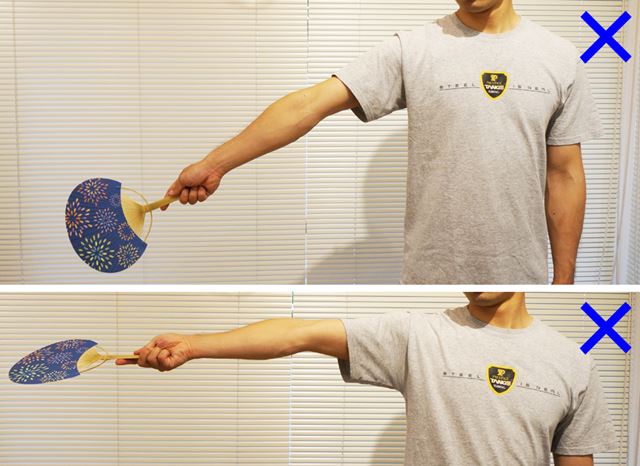 腕が下がったり、うちわの面が上を向いてしまうのも効果半減