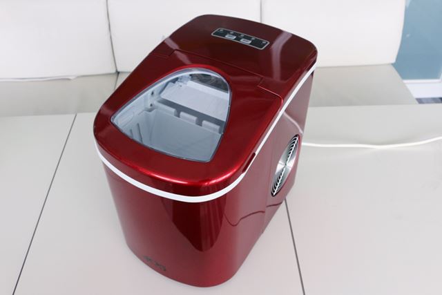 本体サイズは242(幅)×358(奥行)×328(高さ)mmで、パッと見は炊飯器風。重量は約9kgとそこそこ重い