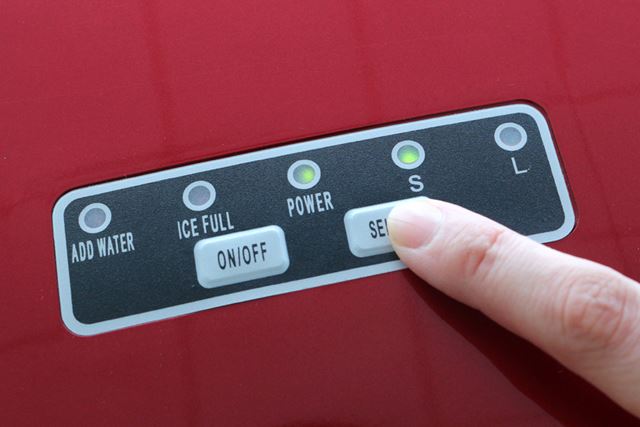 電源を入れ、セレクトボタンでサイズを指定すれば製氷がスタート。氷のサイズは途中で切り替えることもできる