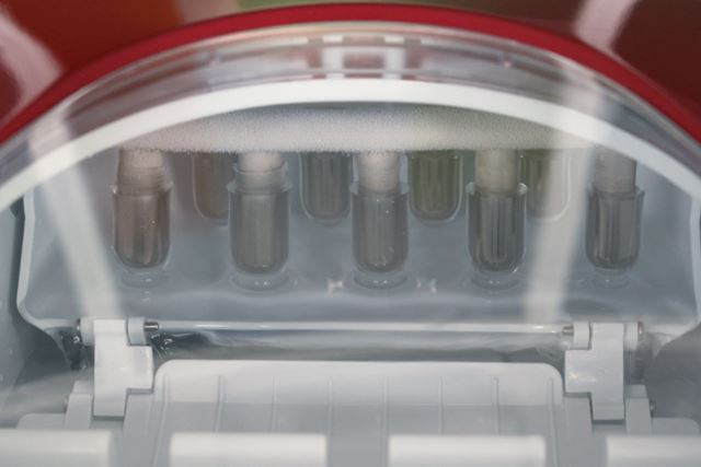 約6分後、下の水が一度タンクに戻されるとできあがった氷が姿を現し、下に落とされる