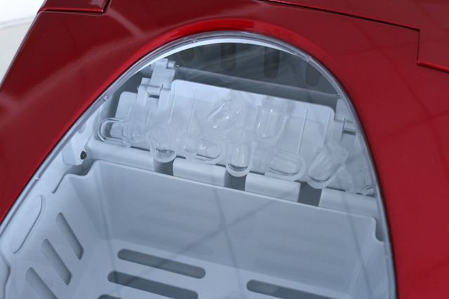 落ちた氷がバスケットに押し出される