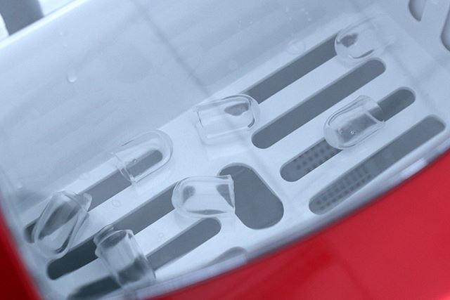 最初にできる氷は透明度が高く、厚みが薄い
