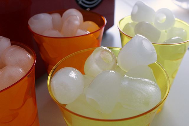 冷蔵庫の製氷機で作った氷のように表面が粉っぽくなく、ややメルティ
