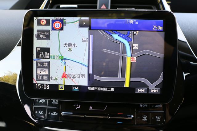 複雑な形状の交差点を通過する場合、画面右側に真上から見た拡大図を表示。このあたりの表示は親切だ