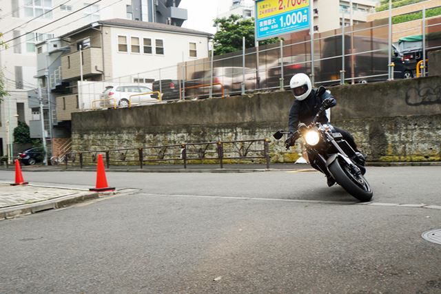 低速でもギクシャクしないし、高速コーナーでも落ち着いた動きをしてくれる
