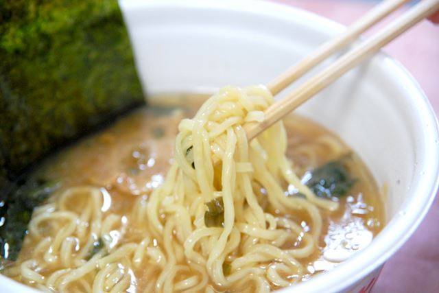 「凄麺」シリーズ特有のモチモチとした食感の太麺