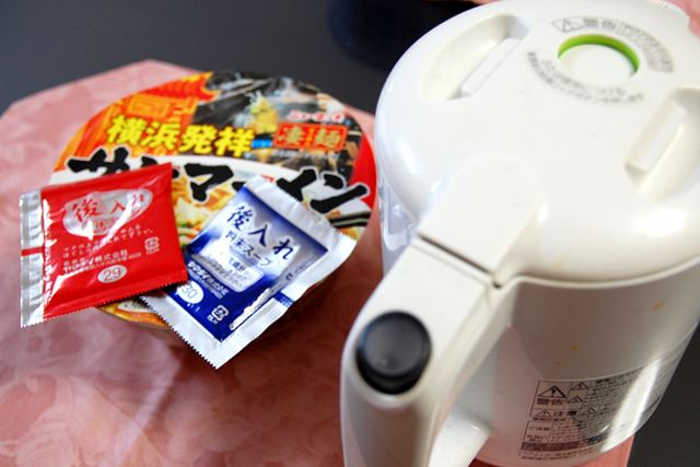 内容量113g(麺60g)。スープは、後入れの液体タイプと粉末タイプの2種類がありました