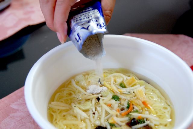 粉末スープを入れた後は、とろみが出るまでスープをかき混ぜます