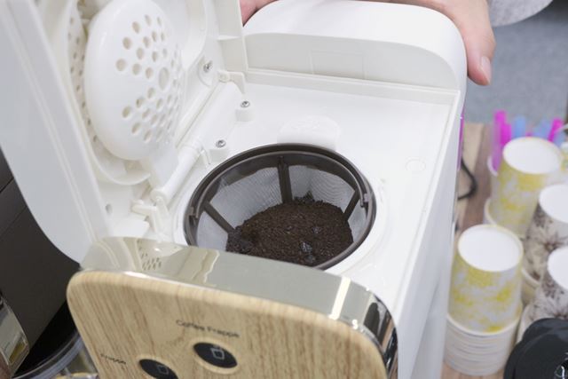 コーヒーの粉を本体上に入れる