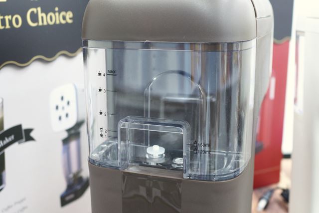 水タンクは背面に設置。容量は800ml