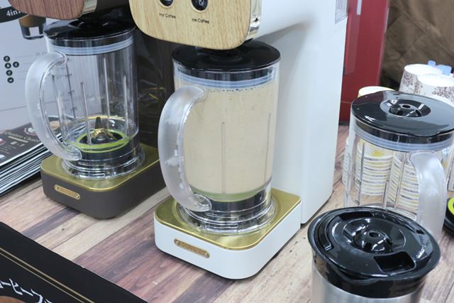 コーヒーの抽出が終わると、1分ほどコンテナ内をかくはんしてできあがり。氷を砕くため、音はやや大きめだ