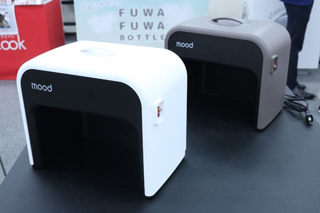 カラーはホワイト(手前)とブラウン(後)。消費電力は125Wの省エネ設計で、1時間の電気代は約3.4円