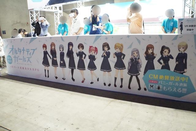 At the exhibition booth, I enjoyed interaction with the students appearing in the work. "Data-caption =" At the exhibition booth, I enjoyed interacting with the students appearing in the work