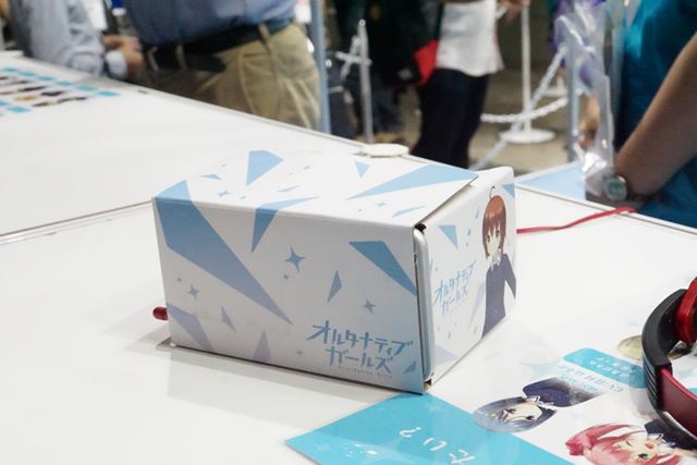 Those who experienced were presented with original VR goggles "data-caption =" Original VR goggles were presented to those who experienced