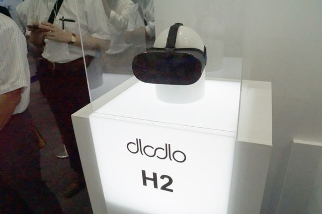 Dlodlo H2 with Android smartphone attached data-caption = "Dlodlo H2 with Android smartphone attached